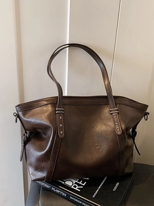 Grand sac cabas rétro marron foncé en cuir huilé avec détails de clous en étoile