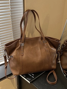 Sac fourre-tout marron en simili cuir avec rivets étoiles et bandoulière réglable