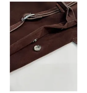 Détail macro du cabas en daim marron foncé mat avec boucle magnétique argentée