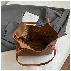 Grand sac cabas marron vintage en similicuir avec intérieur spacieux et doublure rayée