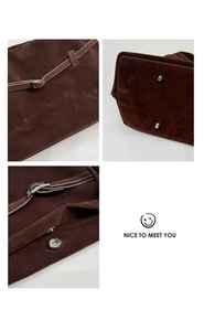 Détails du cabas en daim marron foncé avec bandoulière réglable et boucle en argent