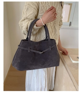 Détail du grand sac cabas en cuir givré gris foncé avec boucle et doubles poignées