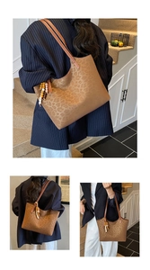Détail d'un sac cabas marron à motif léopard avec des pampilles en perles de bois