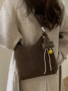 Sac Seau Vintage en Suédine pour Femmes Grande Capacité Sac à Épaule Sous le Bras Avec Pendentif Smiley Couleur Unie