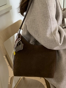 Sac hobo rétro en daim marron foncé à grande capacité avec des breloques pour femme