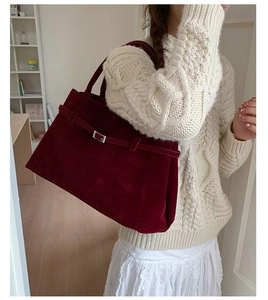 Détail du grand sac cabas bordeaux en cuir mat vintage avec boucle de ceinture argentée