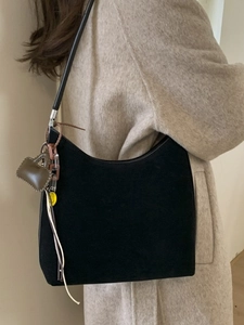 Sac hobo vintage en daim noir avec breloques colorées et mini pochette amovible