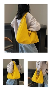 Gros plan sur le grand sac cabas jaune gingembre montrant la texture en nylon et la forme hobo