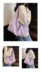 Détail du grand sac cabas lilas en nylon plissé avec une structure élégante en demi-lune
