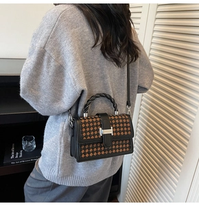 Détail du sac bandoulière tissé à damier avec fermoir magnétique H en métal argenté