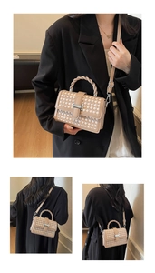 Détail du sac à main tissé avec boucle H argentée et poignée supérieure tressée