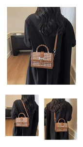 Détail d'un sac bandoulière tissé avec poignée torsadée et motif à carreaux marron