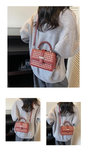 Détail du mini sac bandoulière tissé rouge et beige avec fermoir métallique argent
