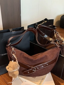 Retro brown half-moon shoulder bag in suede and leather with a plush bear charm