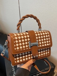 Sac à bandoulière femme à carreaux marron avec poignée tressée et boucle argentée