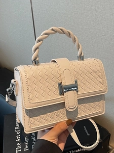 Sac bandoulière beige en cuir tressé avec poignée torsadée et boucle magnétique