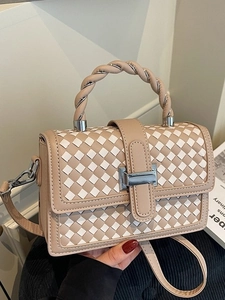 Sac à bandoulière tressé beige chic avec poignée torsadée et détails argentés pour femme