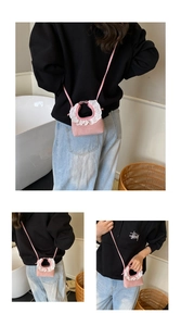 Mini sac à bandoulière rose avec bordure en dentelle blanche et fine sangle réglable