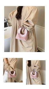 Vue détaillée du mini sac bandoulière rose en daim avec bordure en dentelle fleurie
