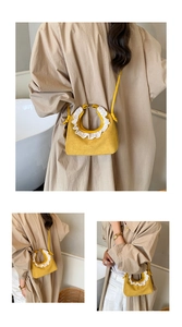 Détail du sac bandoulière jaune avec dentelle blanche et bandoulière réglable fine