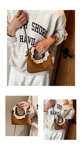 Détail d'un sac à main en daim marron avec bordure en dentelle blanche sur la poignée