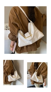 Détail du sac cabas blanc en cuir verni brillant avec élégantes ferrures dorées