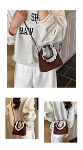 Détail du mini sac bandoulière en daim marron avec dentelle blanche et bandoulière en cuir