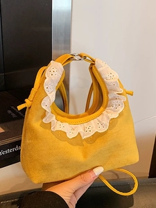 Mini sac bandoulière jaune moutarde avec bordure en dentelle blanche et texture suède