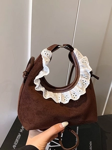 Sac à main croissant en daim marron avec broderie en dentelle blanche et anse fine