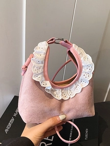 Mini sac bandoulière en daim rose avec bordure en dentelle blanche et anneaux argentés