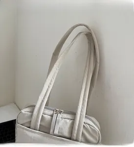 Dettaglio della borsa tote in nylon con doppia cerniera e manici lunghi rinforzati