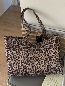 Sac Fourre-Tout en Daim à Imprimé Léopard Grande Capacité Vintage Motif Animal Sac à Bandoulière Avec Boucle Magnétique pour Femme