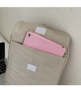Dettaglio borsa porta PC con tasca trapuntata, velcro e scomparto per il tablet