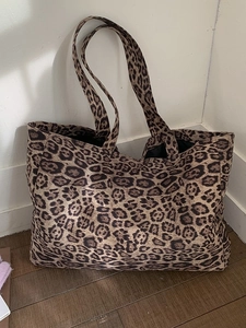 Grand sac cabas à imprimé léopard avec longues bandoulières pour usage quotidien chic
