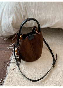 Vintage-Eimerbeutel aus dunkelbraunem Wildleder mit eleganter Holzperlen-Quaste und Griff