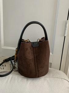 Vintage dunkelbraune Beuteltasche aus Wildleder mit Ledergriff und Holzperlen-Quaste
