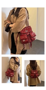 Nahaufnahme eines dunkelroten gesteppten Lackleder-Rucksacks mit Kettenriemen und Schnallen