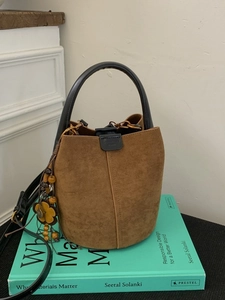 Vintage Beuteltasche aus braunem Wildleder mit Ledergriff und Sonnenblumen-Anhänger