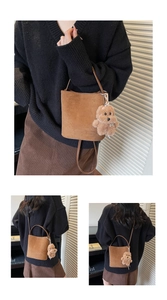Détail du sac seau en daim marron avec texture douce et adorable breloque ours en peluche