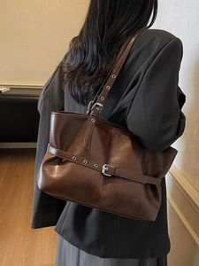 Sac fourre-tout marron en cuir vintage avec boucles à œillets et accessoires en argent