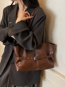 Grand sac cabas en cuir marron avec boucle élégante, idéal pour un usage quotidien chic