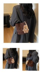 Détails du sac seau en daim marron foncé avec bandoulière cuir et charm ours peluche