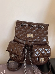 Gesteppter kaffeebrauner Rucksack mit silbernen Drehverschlüssen und Metallkettenriemen
