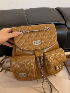 Schicker brauner Stepp-Rucksack aus Kunstleder mit silbernen Drehverschlüssen und Kette