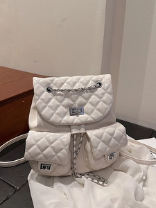 Schicker weißer gesteppter Lackleder-Rucksack mit Metallkette und Vordertaschen