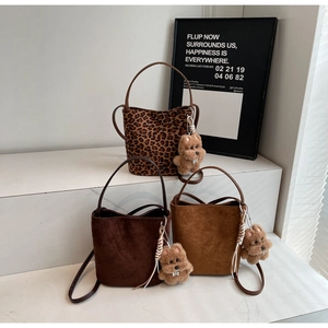 Trois sacs seaux en daim aux motifs léopard et marron avec des breloques de chien mignon