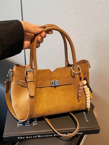 Borsa a tracolla in finta pelle scamosciata caramello con finiture in pelle e perline