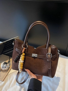 Borsa a tracolla minimalista in pelle scamosciata marrone con chiusura in metallo
