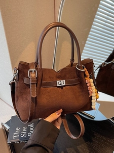Borsa a tracolla in pelle scamosciata marrone con finiture in pelle e ciondolo a perline