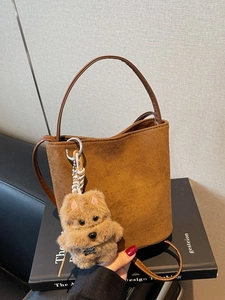 Mode Femme Cuir PU Style Daim Sac Seau Tendance Bandoulière Sacoche Avec Mignon Pendentif Peluche Ours En Peluche Petit Sac Carré